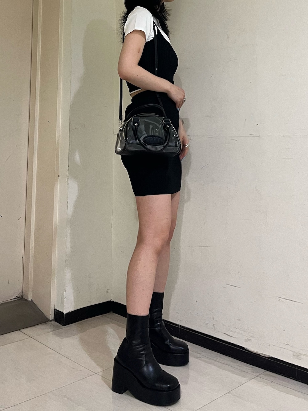 ホワイト系のTシャツ/カットソー、ブラック系のキャミソール、ブラック系のスカートを着用したレディースの春コーディネートの2枚目の写真