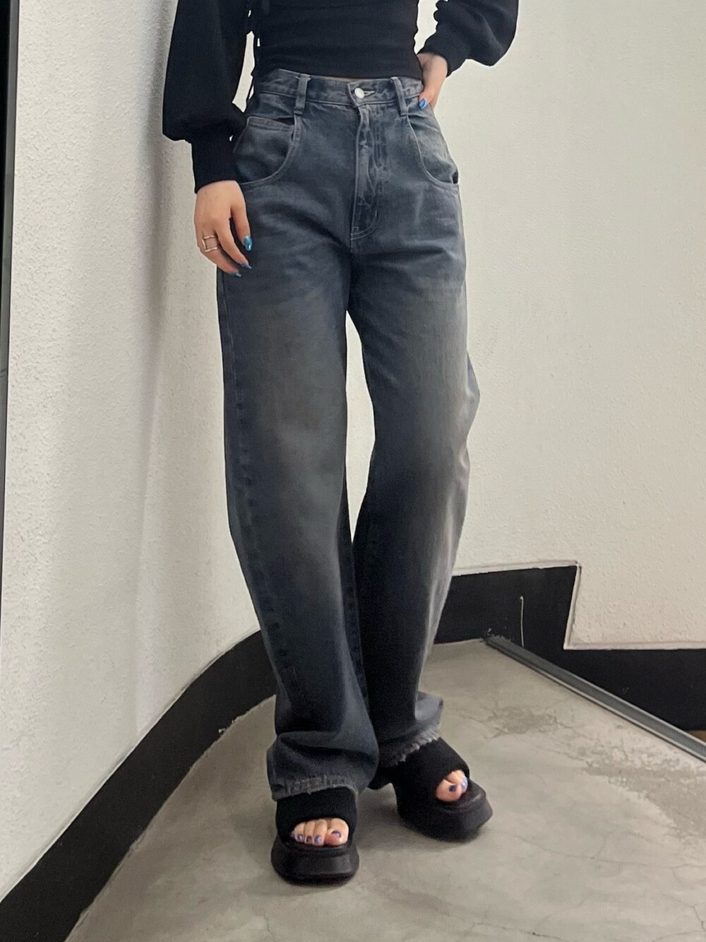 ブルー系のデニムパンツ、ブラック系のサンダル、シルバー系のネックレスを着用したレディースの夏コーディネートの6枚目の写真