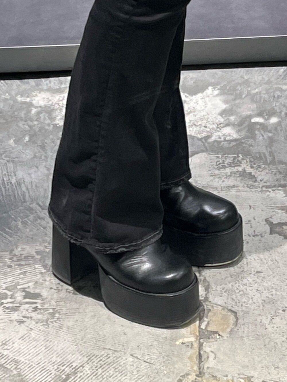 その他のニット/セーター、ホワイト系のダウンベスト、ブラック系のデニムパンツを着用したレディースの秋コーディネートの7枚目の写真