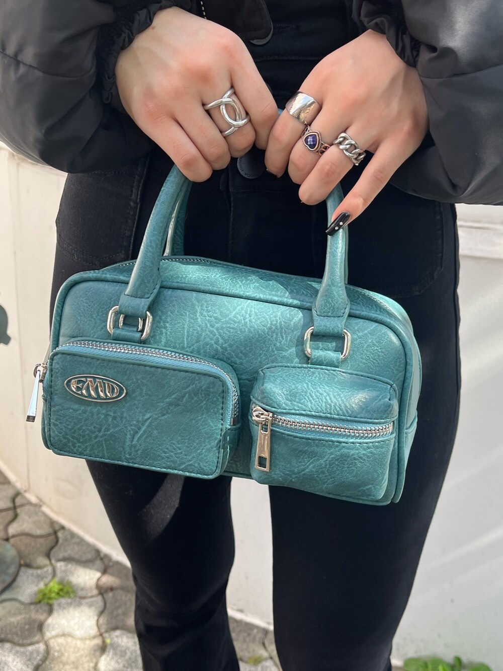 ブラック系のダウンジャケット/コート、その他のニット/セーター、ブラック系のデニムパンツを着用したレディースの秋コーディネートの8枚目の写真