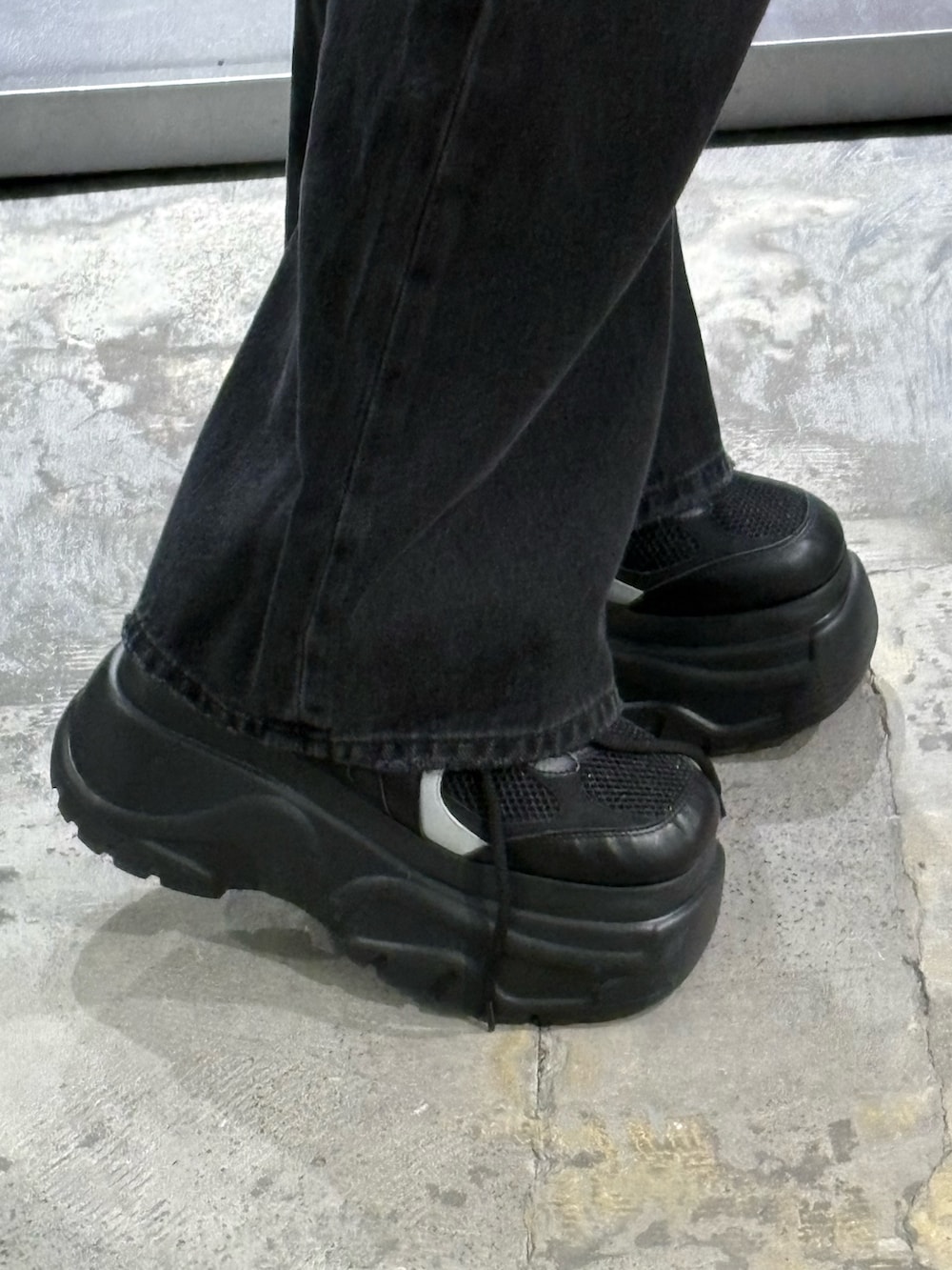 その他のニット/セーター、ブラック系のデニムパンツ、ブラック系のスニーカーを着用したレディースの冬コーディネートの6枚目の写真