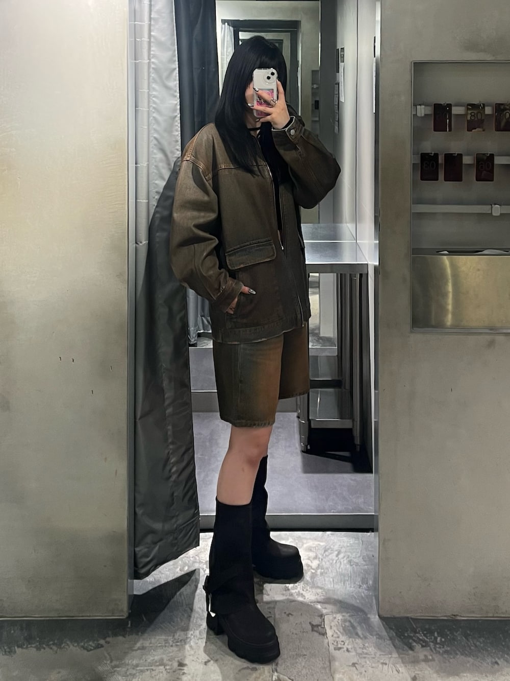 「セットアップ、セットアップスタイル、セットアップコーデ、デニム、デニムパンツ、デニムジャケット、デニムコーデ、厚底ブーツ」｜「EMODAのヴィンテージライクオーバーデニムブルゾン（ブルゾン、ブラウン系）」を使った、丸山幾世子さん（レディース・168cm）の冬コーディネートの2枚目の写真