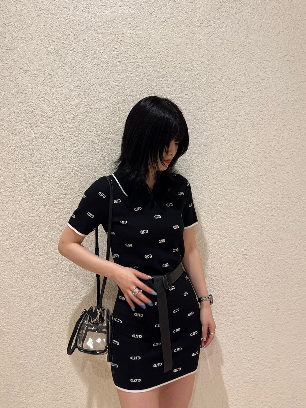 ブラック系のワンピース、その他のハンドバッグ、ブラック系のサンダルを着用したレディースの春コーディネートの5枚目の写真