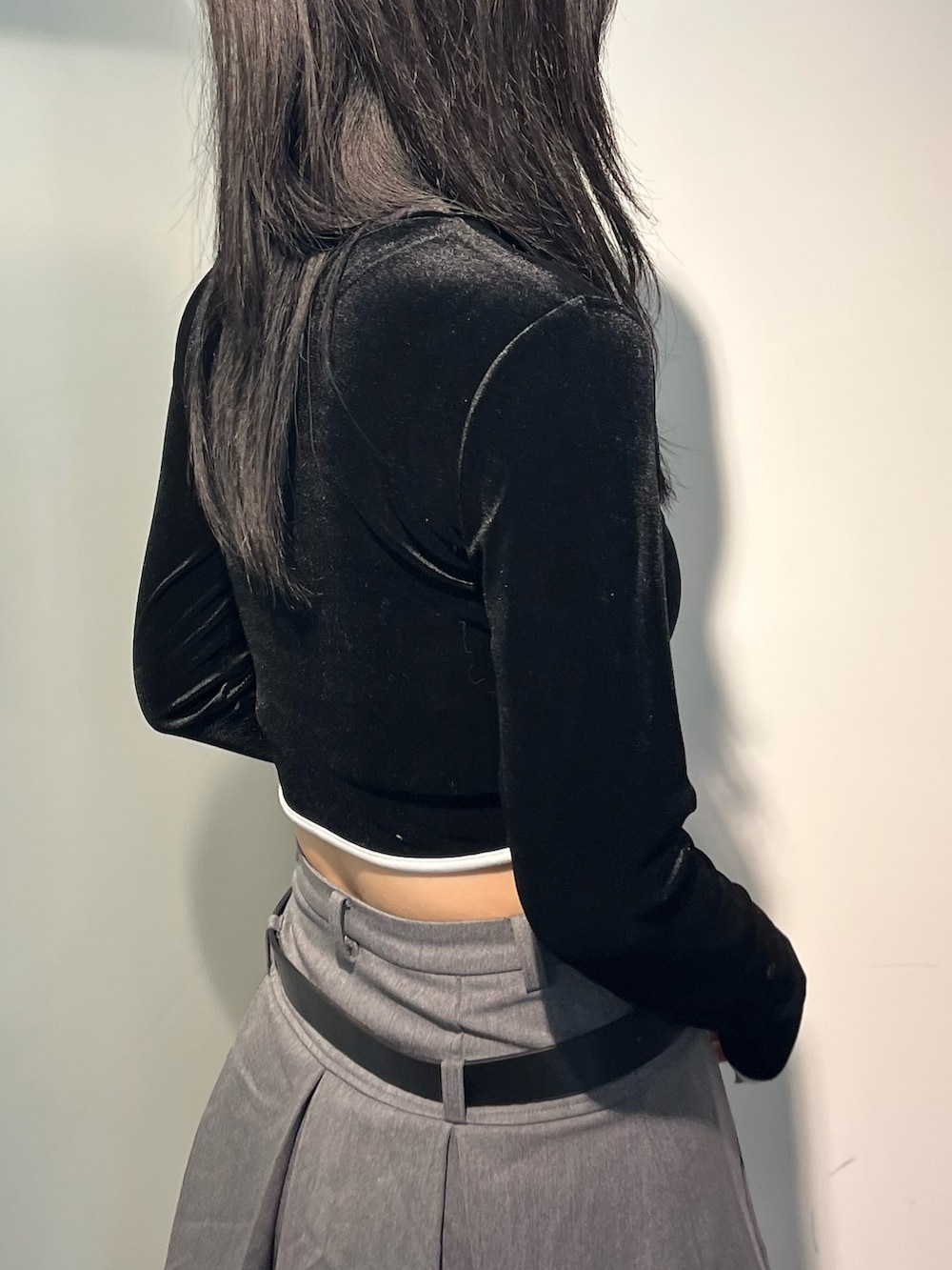 ブラック系のTシャツ/カットソー、ブラック系のブルゾン、グレー系のスカートを着用したレディースの秋コーディネートの8枚目の写真