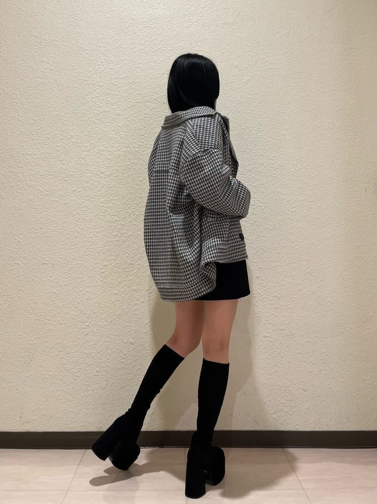 ブラック系のブーツ、その他のテーラードジャケット、ブラック系のスカートを着用したレディースの秋コーディネートの5枚目の写真