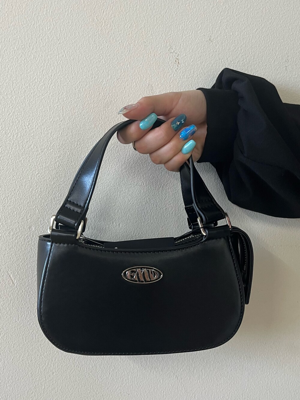 ブラック系のワンピース、ブラック系のハンドバッグ、ブラック系のシャツ/ブラウスを着用したレディースの春コーディネートの6枚目の写真