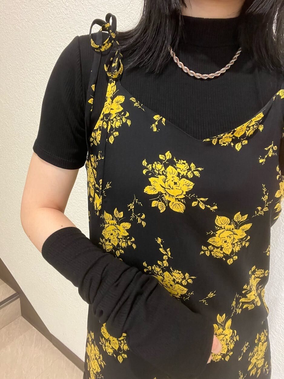 ブラック系のTシャツ/カットソー、その他のワンピース、ブラック系のブーツを着用したレディースの夏コーディネートの6枚目の写真