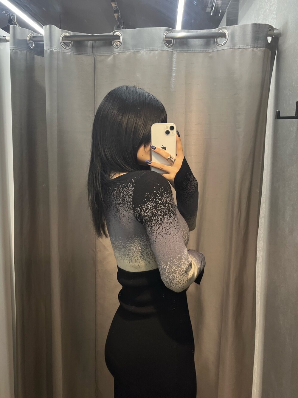 その他のワンピース、ブラック系のブーツを着用したレディースの秋コーディネートの7枚目の写真