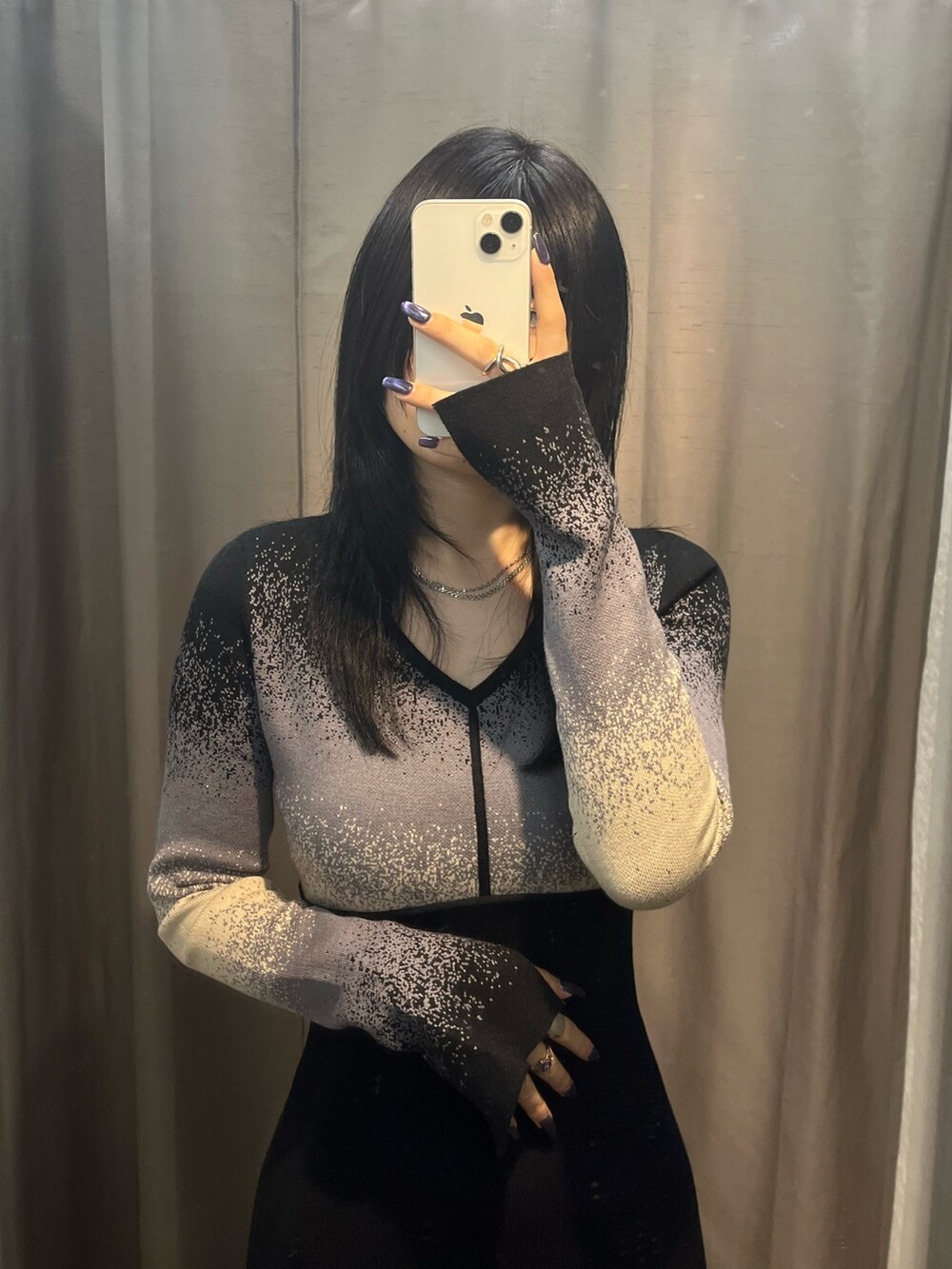 その他のワンピース、ブラック系のブーツを着用したレディースの秋コーディネートの6枚目の写真