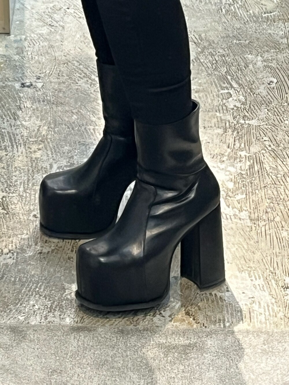 ブラック系のニット/セーター、ブラック系のデニムパンツ、ブラック系のブーツを着用したレディースの冬コーディネートの7枚目の写真