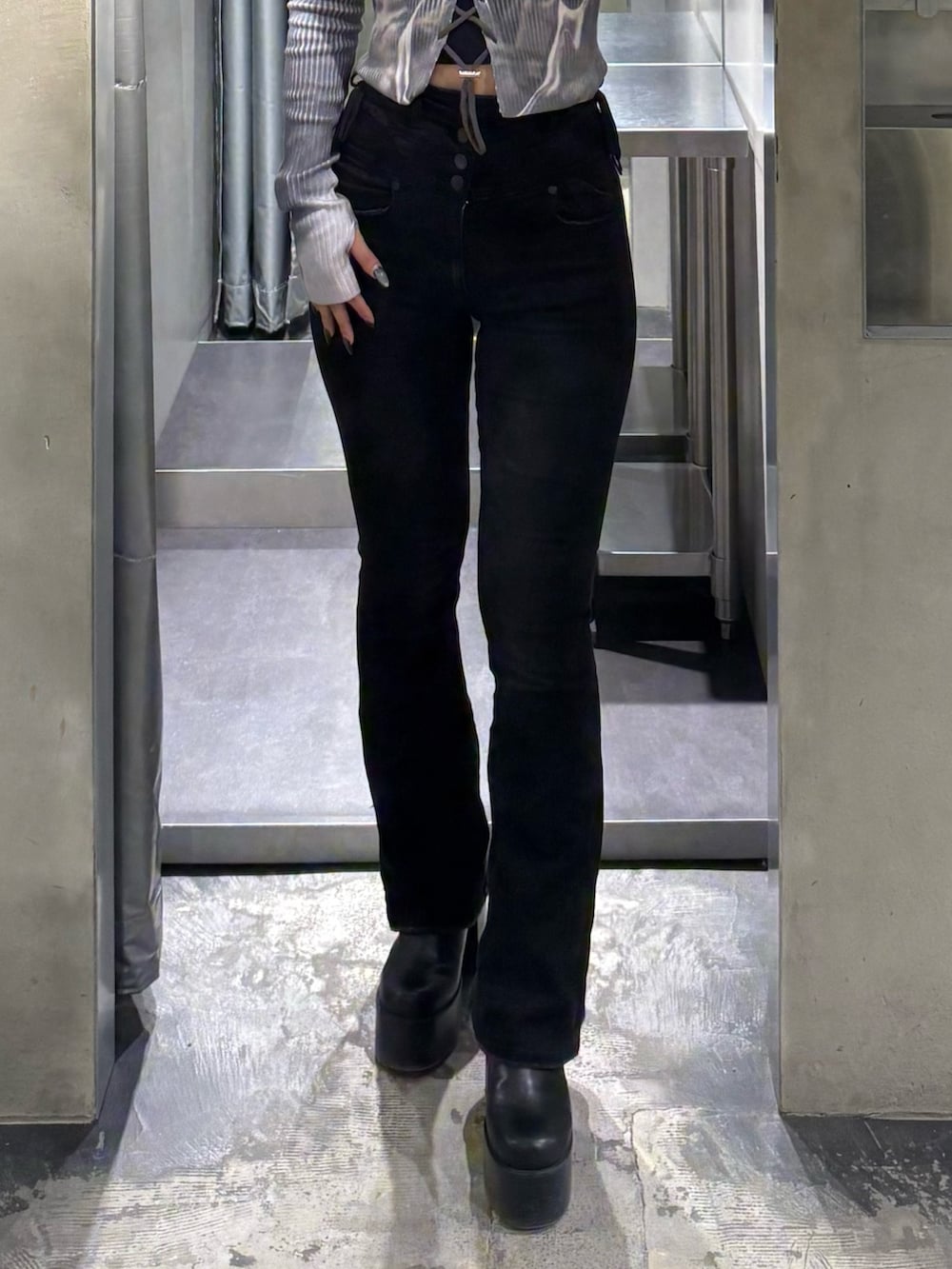 その他のニット/セーター、ブラック系のデニムパンツ、ブラック系のブーツを着用したレディースの冬コーディネートの5枚目の写真