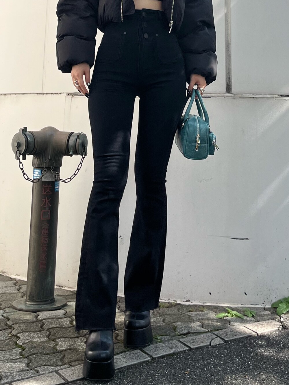 ブラック系のダウンジャケット/コート、その他のニット/セーター、ブラック系のデニムパンツを着用したレディースの秋コーディネートの6枚目の写真