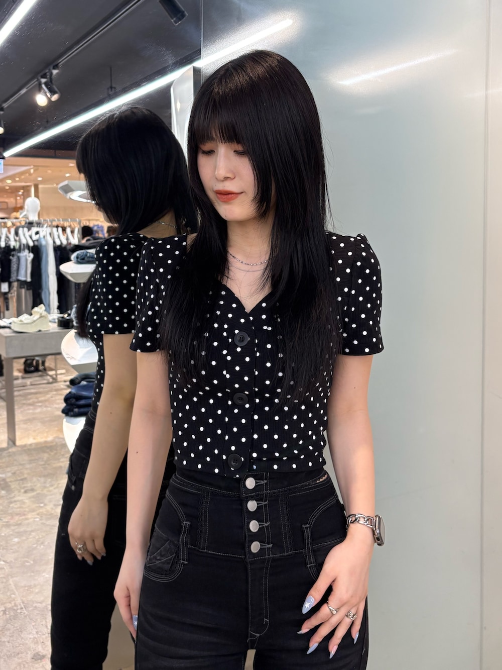 その他のTシャツ/カットソー、ブラック系のデニムパンツ、ブラック系のサンダルを着用したレディースの春コーディネートの4枚目の写真