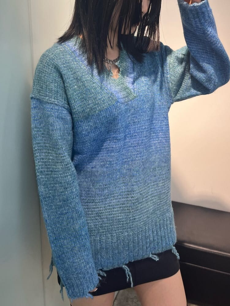 ブラック系のスカート、ブラック系のブーツ、ブラック系のスカートを着用したレディースの秋コーディネートの7枚目の写真