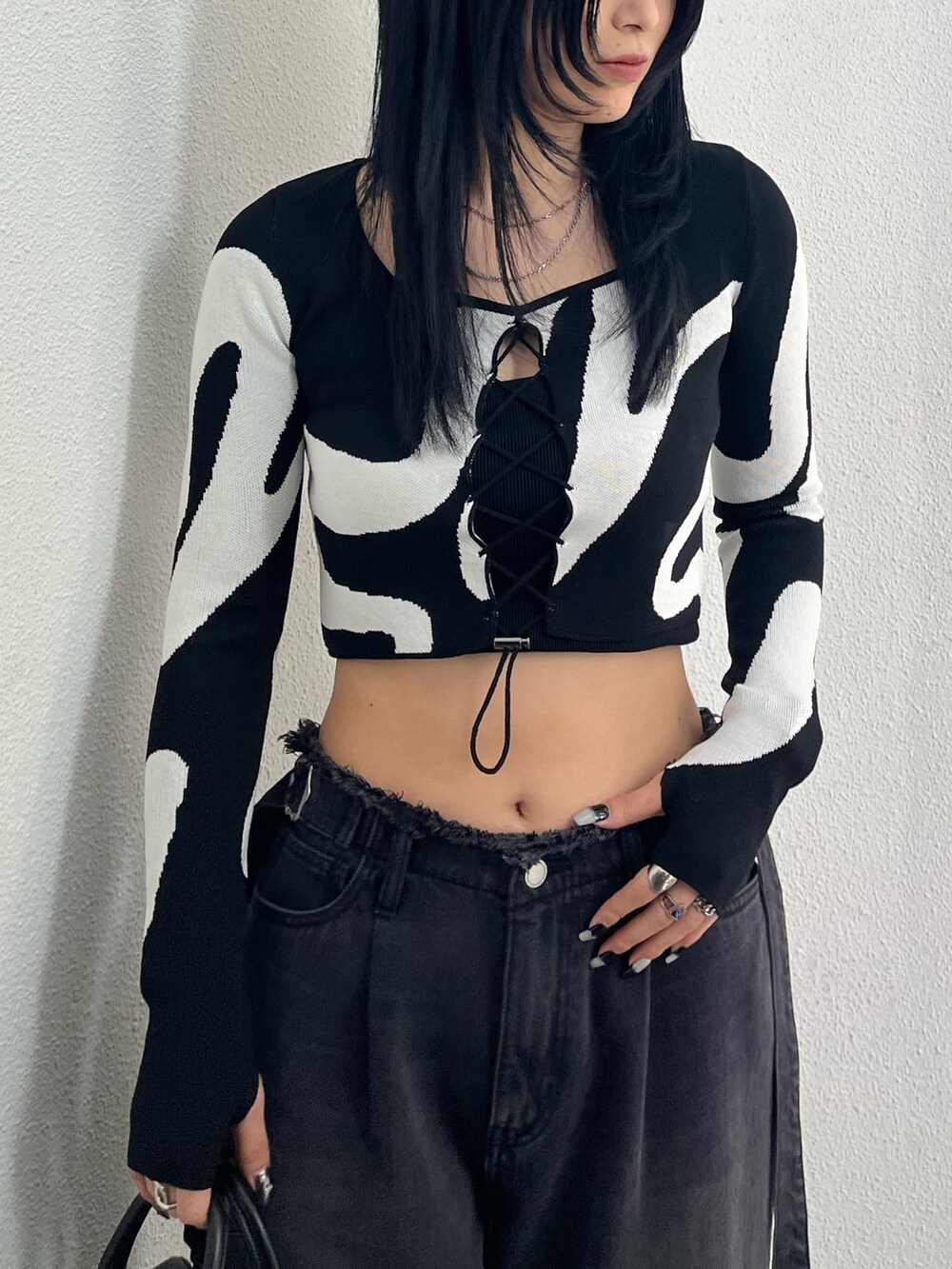 ブラック系のキャミソール、その他のニット/セーター、ブラック系のデニムパンツを着用したレディースの冬コーディネートの5枚目の写真