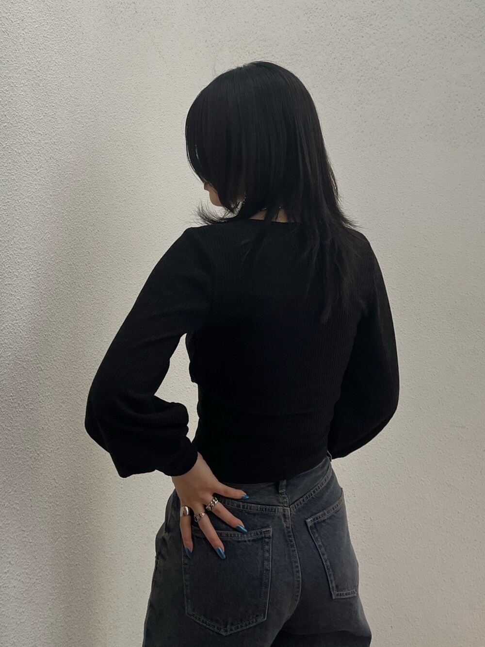 ブルー系のデニムパンツ、ブラック系のサンダル、シルバー系のネックレスを着用したレディースの夏コーディネートの5枚目の写真