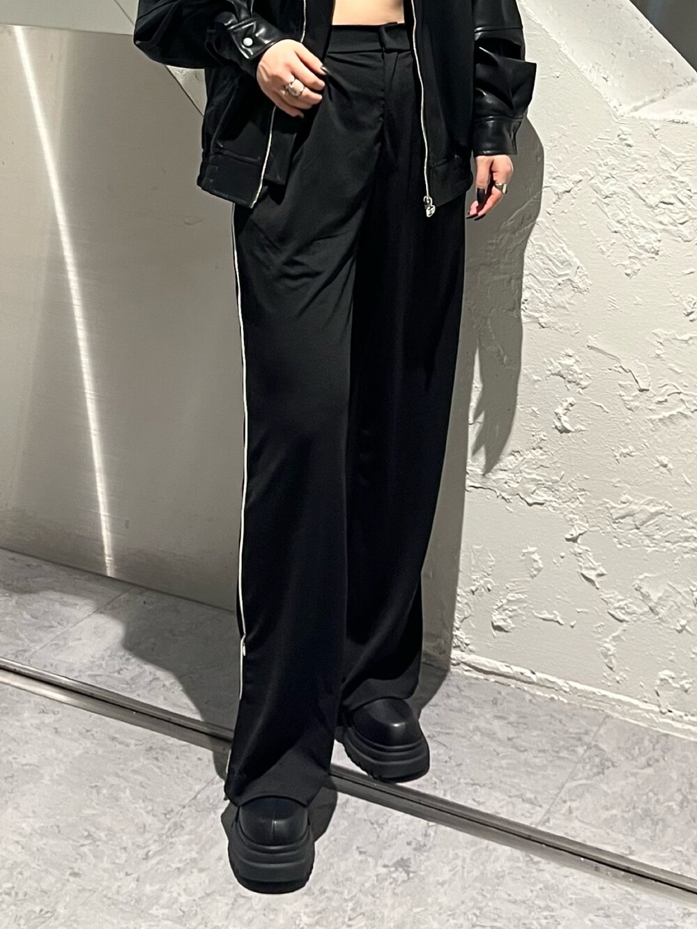 「冬コーデ、春コーデ、カラーニット、ニットコーデ、クロップドトップス、レザージャケット、トラックパンツ、ラインパンツ、ショートブーツ、モードカジュアル、高身長女子」｜「EMODAのフェイクレザーオーバーブルゾン（ブルゾン、ブラック系）」を使った、丸山幾世子さん（レディース・168cm）の冬コーディネートの6枚目の写真