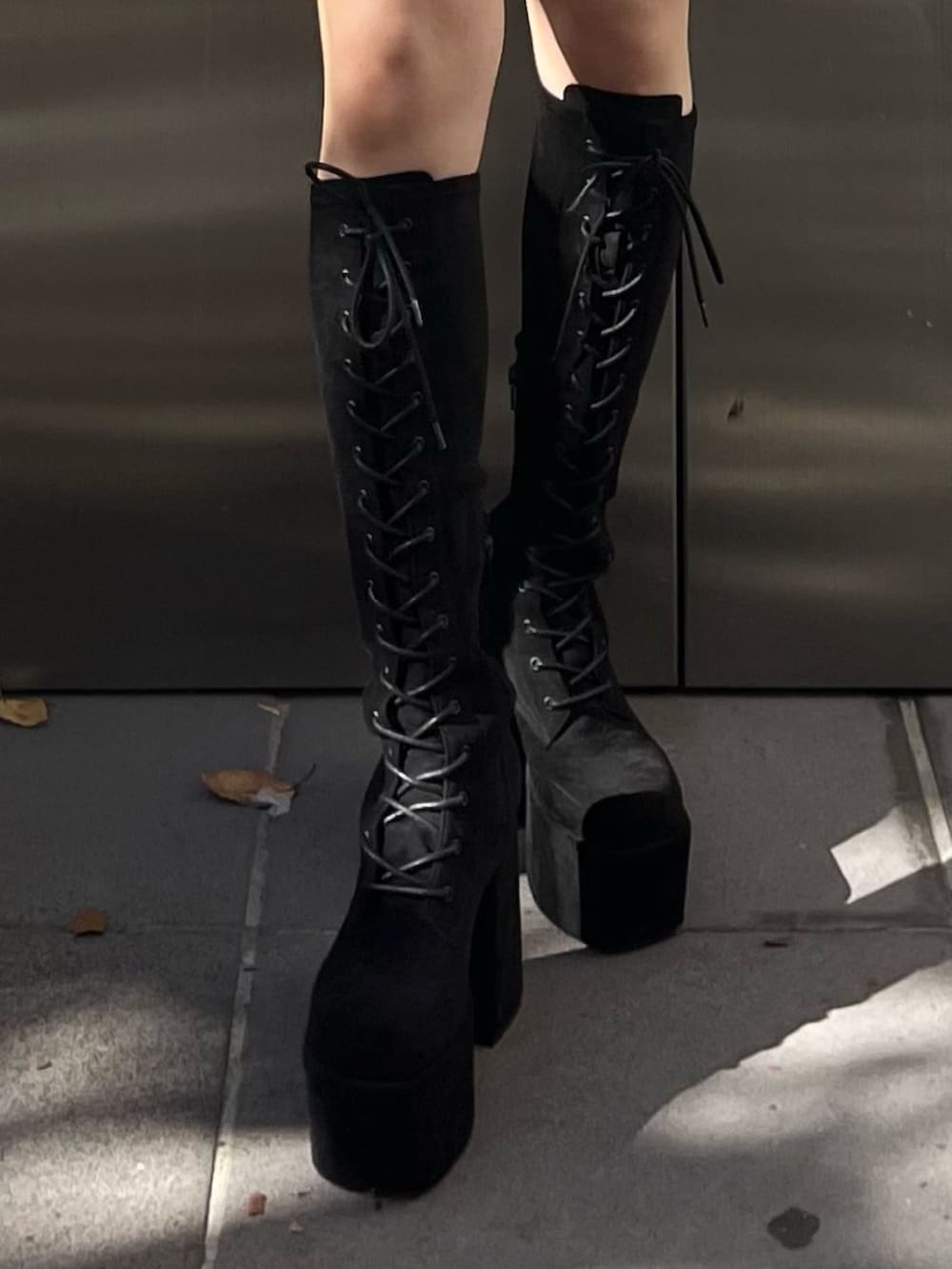 ブラック系のダウンジャケット/コート、ブラック系のニット/セーター、ブラック系のスカートを着用したレディースの冬コーディネートの9枚目の写真