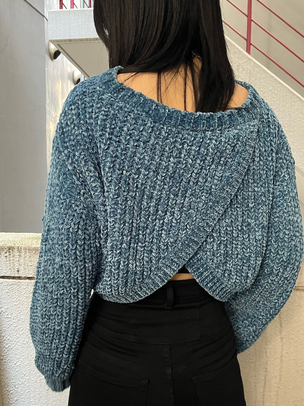 「ニット、ショートニット、モールニット、ブルーニット、ハイウエストデニム、秋コーデ、厚底ブーツ、ショートブーツ、フレアデニム、高身長女子」｜「EMODAのデザインポケットハイウエストフレアパギンス（デニムパンツ、ブラック系）」を使った、丸山幾世子さん（レディース・168cm）の秋コーディネートの5枚目の写真