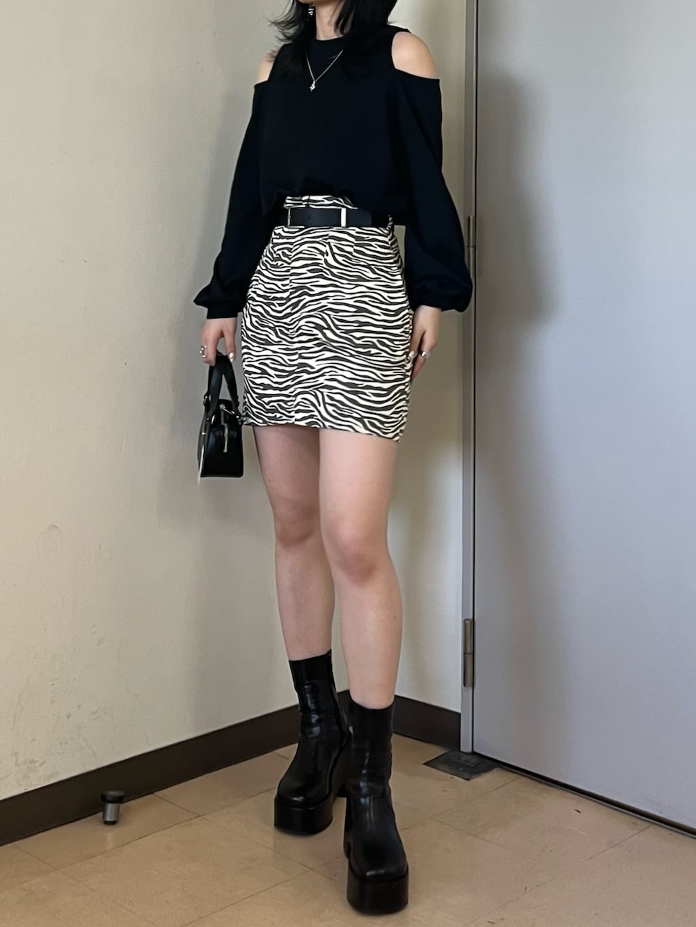 ブラック系のTシャツ/カットソー、その他のスカート、ブラック系のハンドバッグを着用したレディースの春コーディネートの2枚目の写真