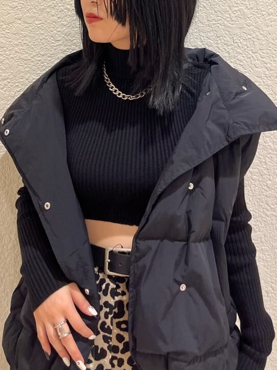 ブラック系のブーツ、ブラック系のニット/セーター、ブラック系のダウンベストを着用したレディースの秋コーディネートの5枚目の写真