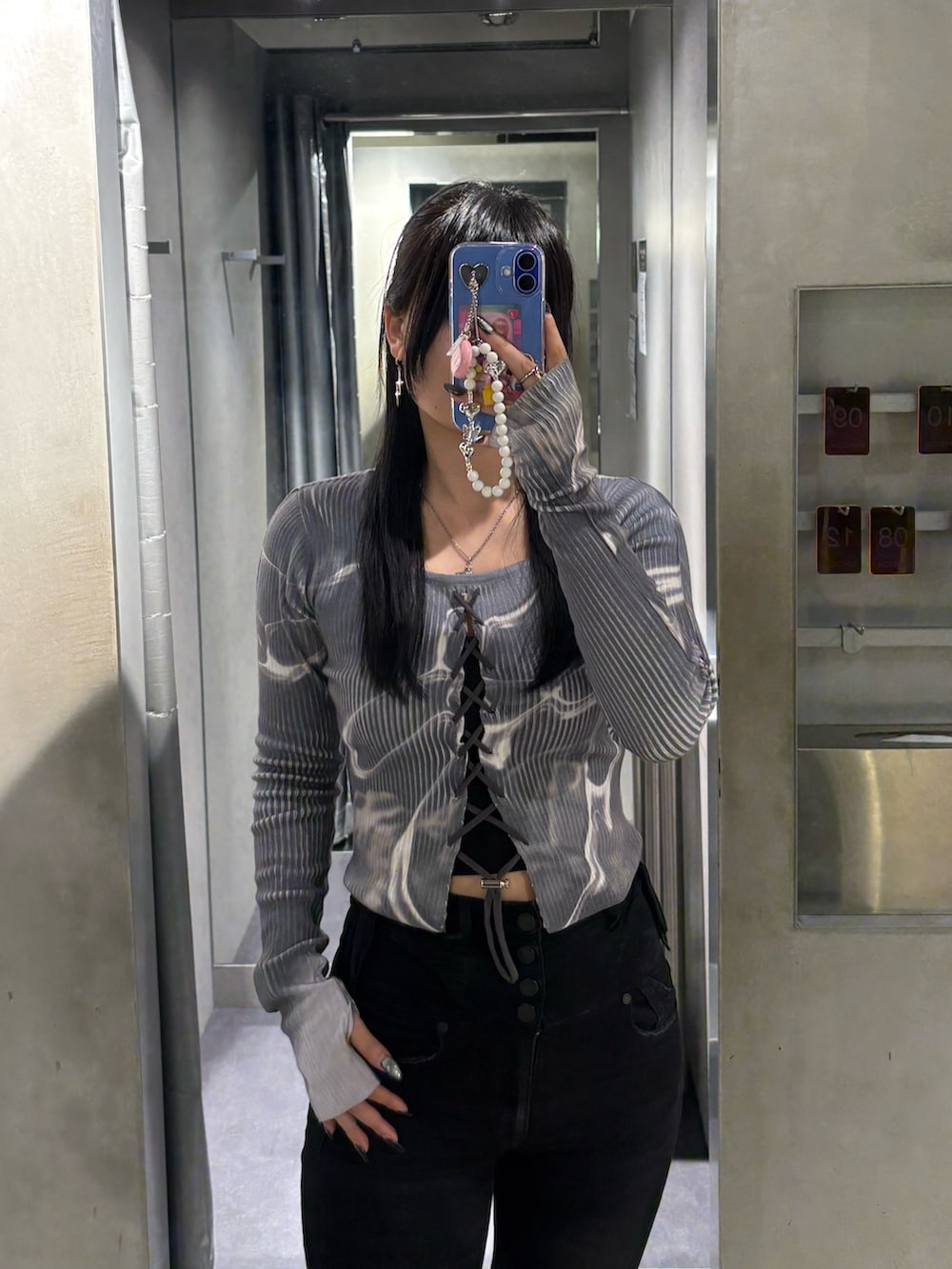 その他のニット/セーター、ブラック系のデニムパンツ、ブラック系のブーツを着用したレディースの冬コーディネートの4枚目の写真