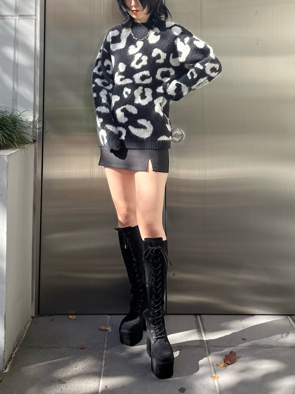 ブラック系のダウンジャケット/コート、ブラック系のニット/セーター、ブラック系のスカートを着用したレディースの冬コーディネートの7枚目の写真