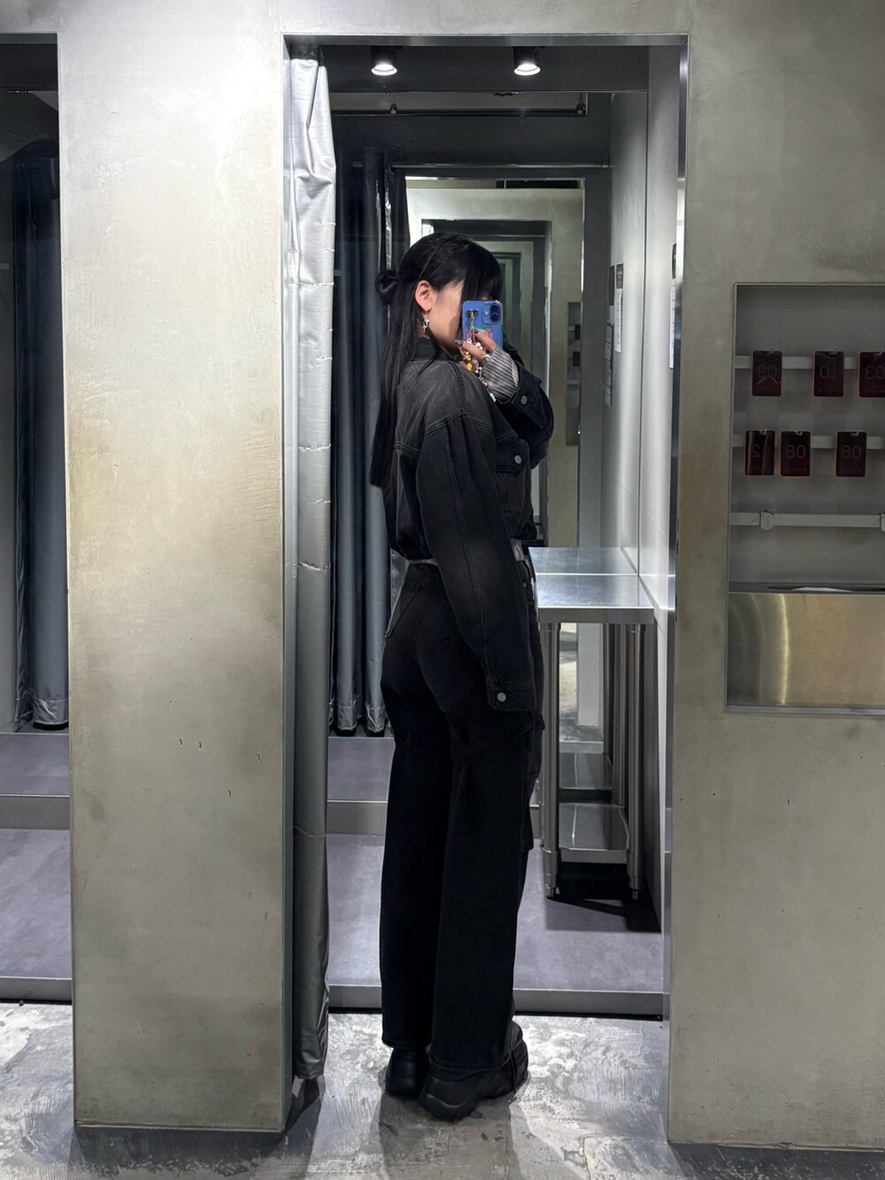 その他のニット/セーター、ブラック系のデニムパンツ、ブラック系のスニーカーを着用したレディースの冬コーディネートの3枚目の写真