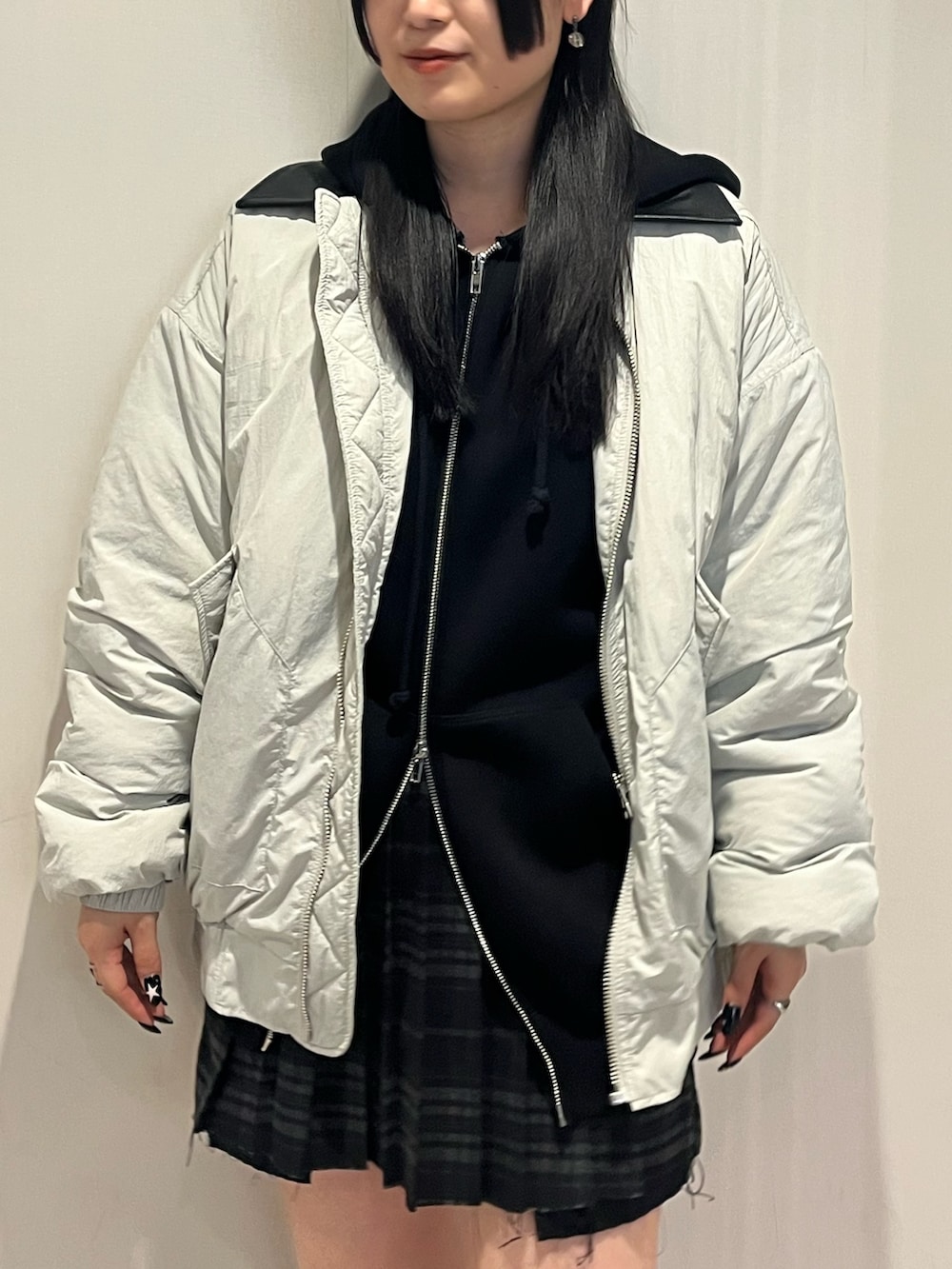 「秋コーデ、冬コーデ、ボンバージャケット、フーディー、オーバーサイズ、ミニスカート、レッグウォーマー、厚底シューズ」｜「EMODAのオーバージップフーディー（パーカー、ブラック系）」を使った、丸山幾世子さん（レディース・168cm）の秋コーディネートの4枚目の写真