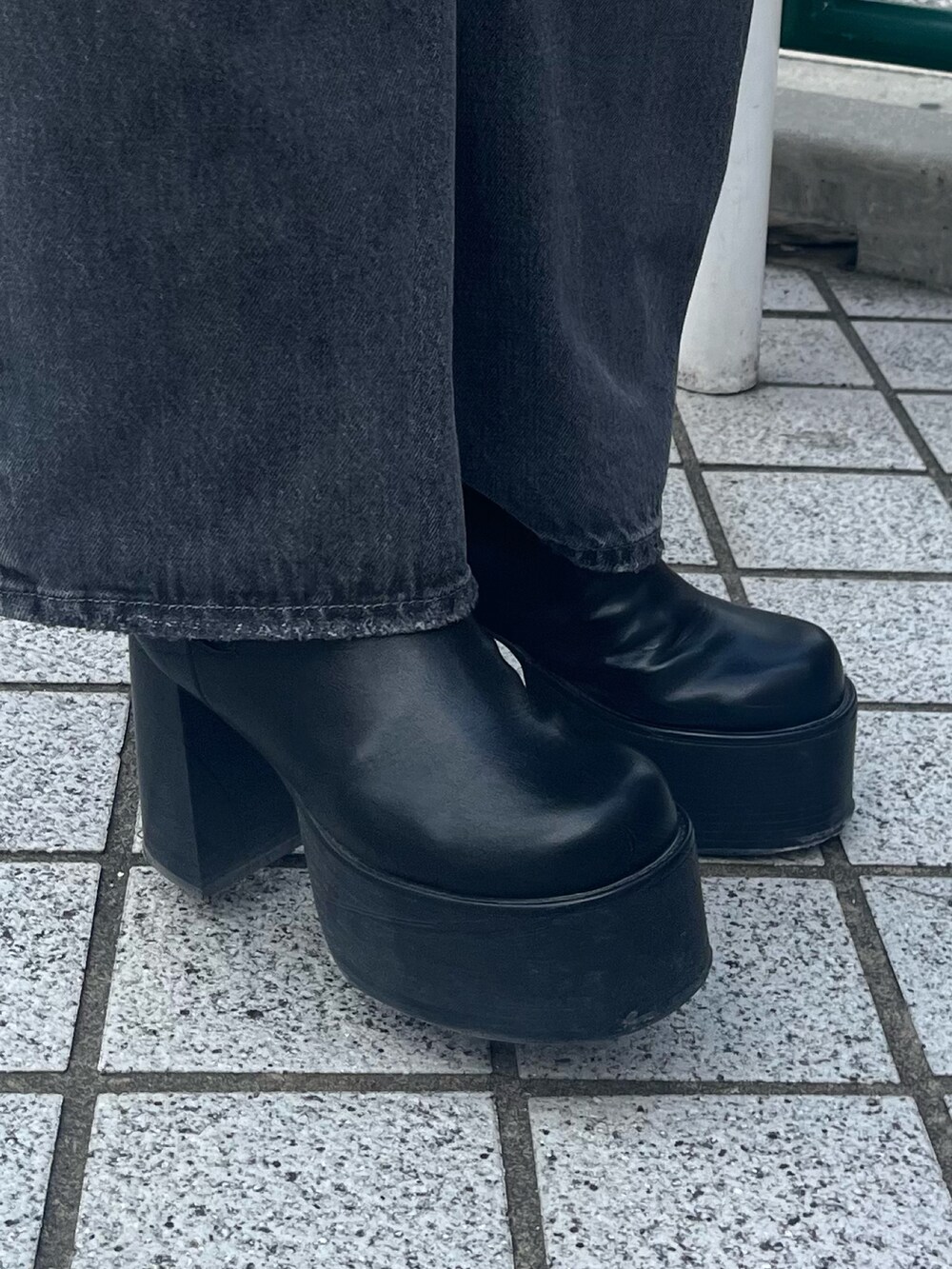 ブルー系のニット/セーター、グレー系のデニムパンツ、ブラック系のブーツを着用したレディースの秋コーディネートの7枚目の写真