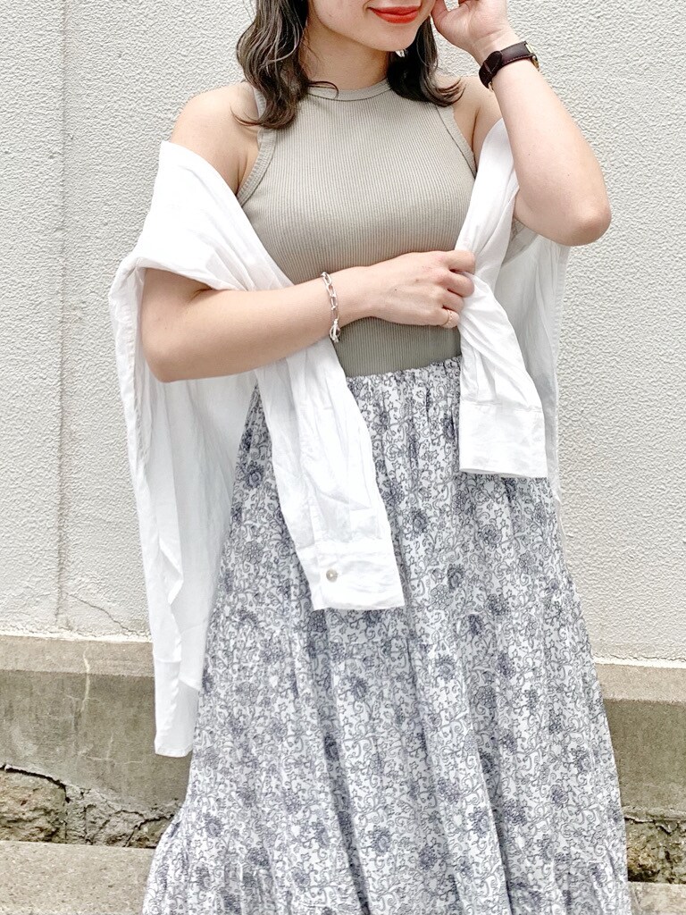 ベージュ系のTシャツ/カットソー、ホワイト系のシャツ/ブラウス、ホワイト系のスカートを着用したレディースの春コーディネートの5枚目の写真