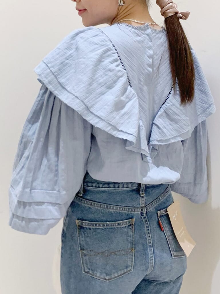 ブルー系のデニムパンツ、ブルー系のシャツ/ブラウス、ホワイト系のハンドバッグを着用したレディースの冬コーディネートの6枚目の写真