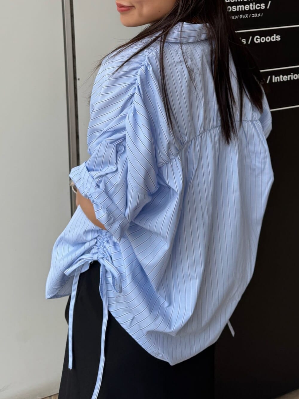 ブラック系のハンドバッグ、ブルー系のシャツ/ブラウス、ブラック系のスカートを着用したレディースの夏コーディネートの8枚目の写真