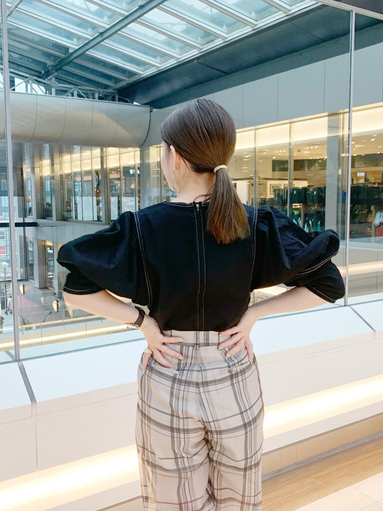 ブラック系のシャツ/ブラウス、グレー系のその他パンツ、ブラック系のサンダルを着用したレディースの春コーディネートの4枚目の写真