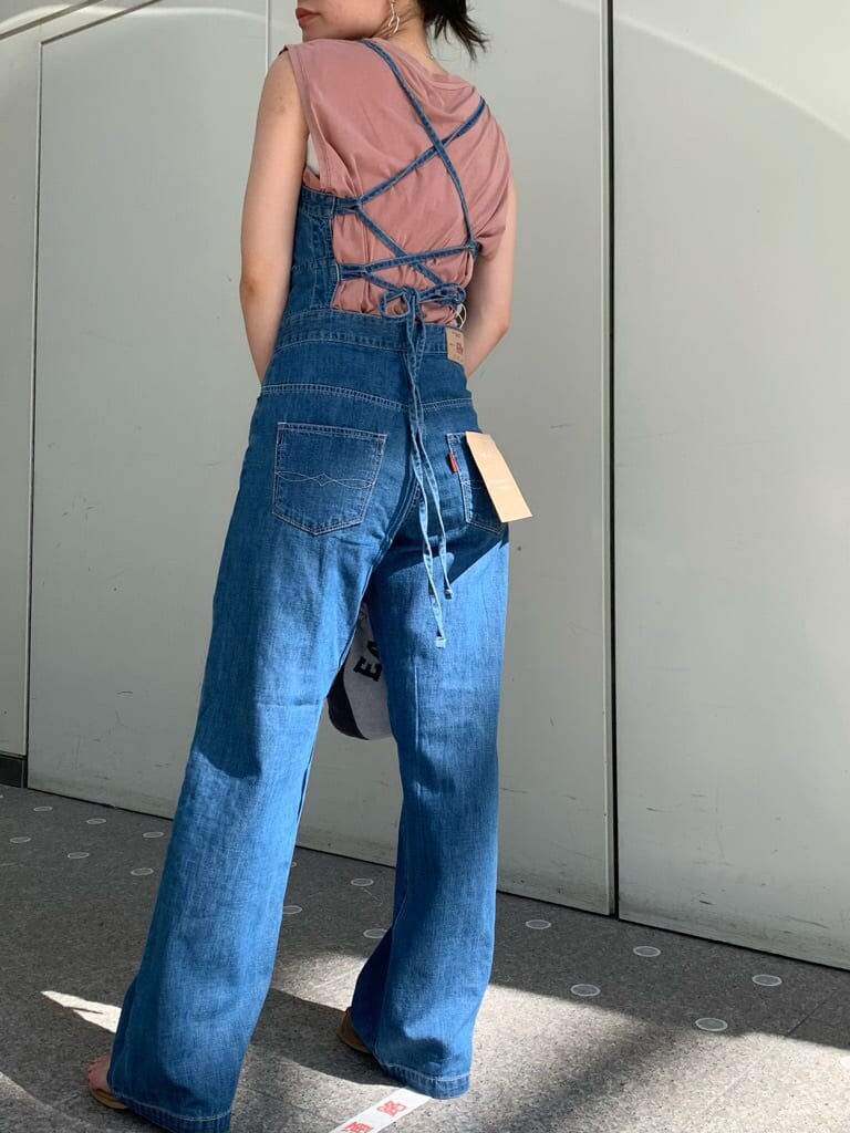 ブラウン系のサンダル、グレー系のハンドバッグ、ピンク系のTシャツ/カットソーを着用したレディースの夏コーディネートの6枚目の写真