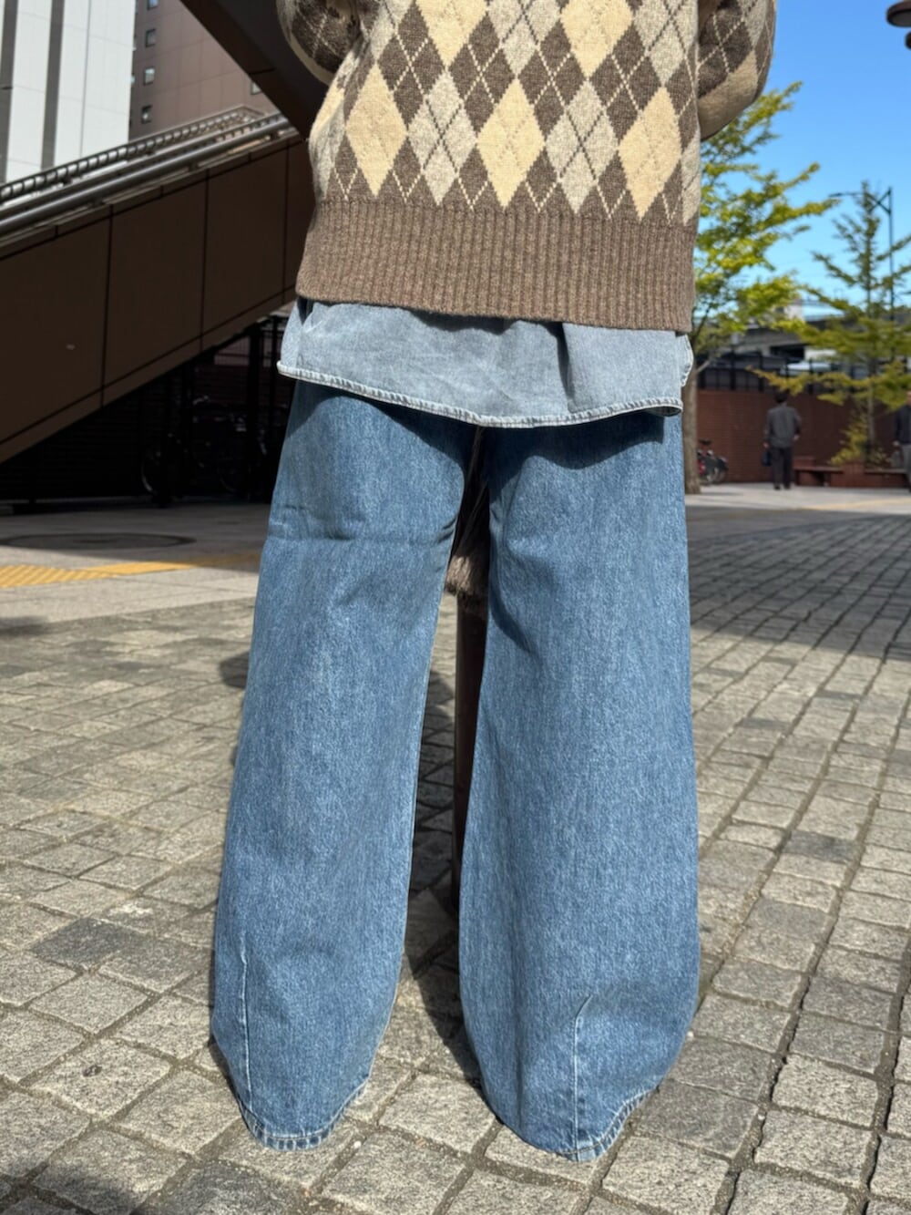 ベージュ系のニット/セーター、ブルー系のシャツ/ブラウス、ブルー系のデニムパンツを着用したレディースの秋コーディネートの10枚目の写真