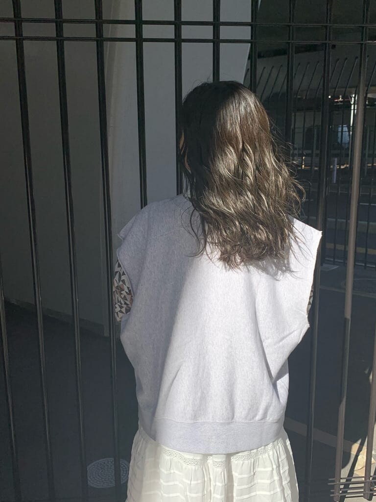 ホワイト系のスカート、その他のメガネを着用したレディースの夏コーディネートの5枚目の写真