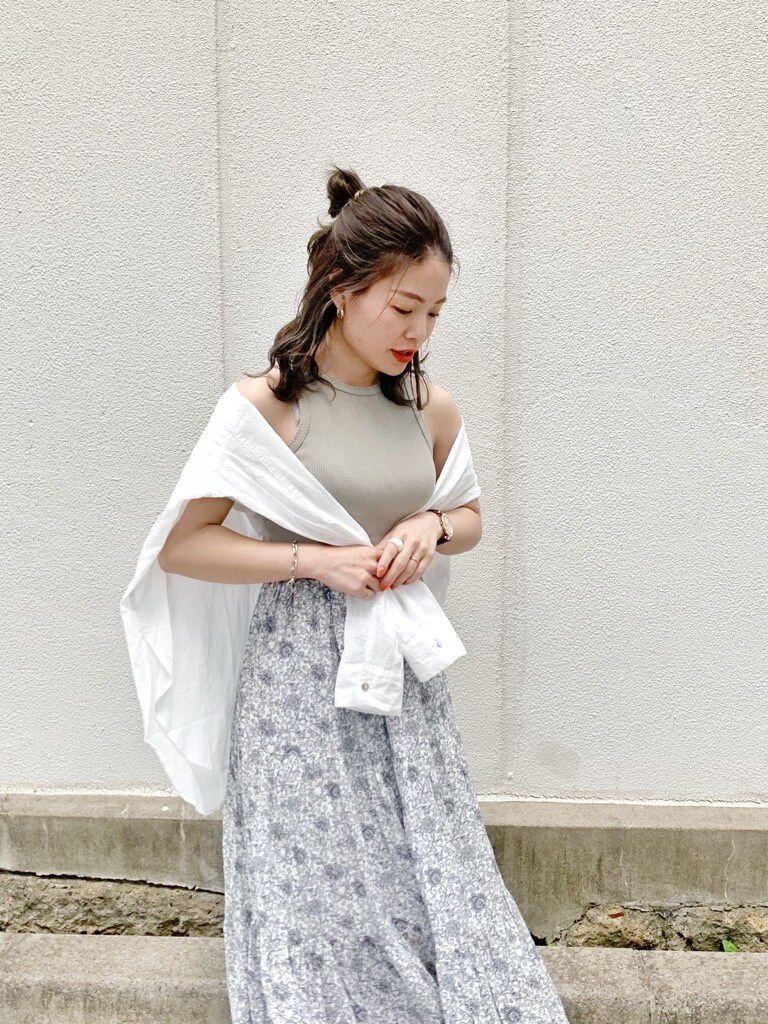 ベージュ系のTシャツ/カットソー、ホワイト系のシャツ/ブラウス、ホワイト系のスカートを着用したレディースの春コーディネートの4枚目の写真