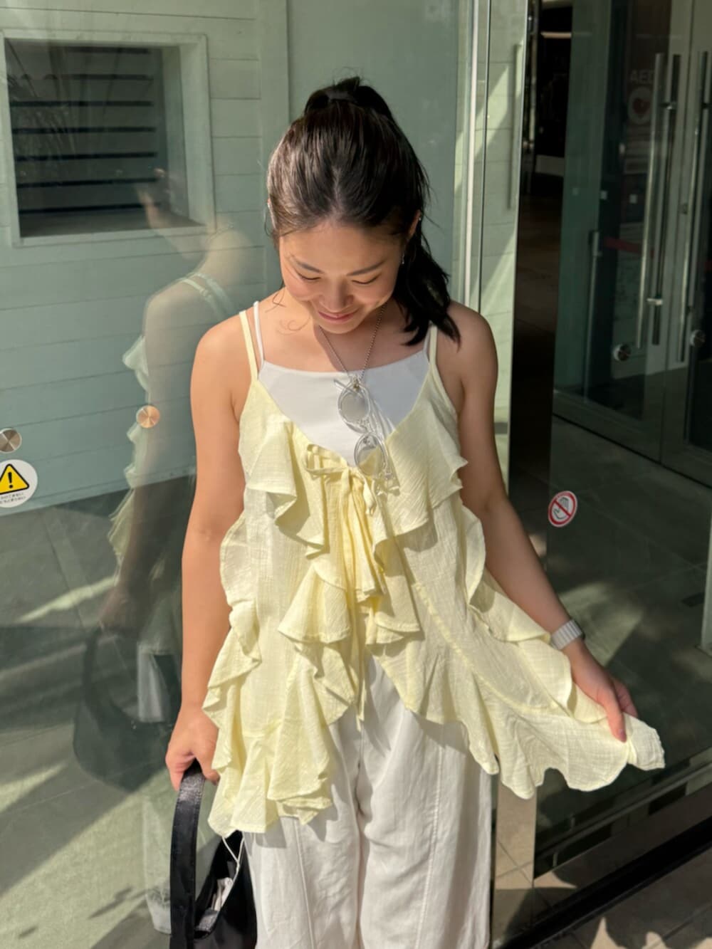 ホワイト系のその他パンツ、ブラック系のハンドバッグ、その他のサングラスを着用したレディースの夏コーディネートの7枚目の写真