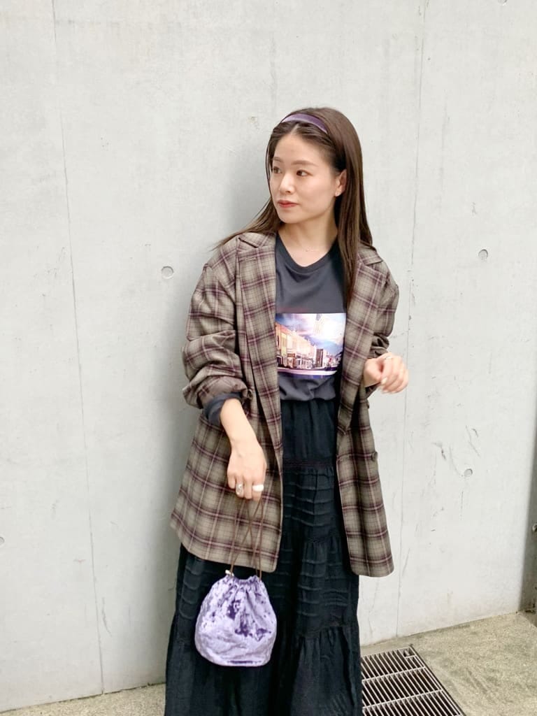 「カジュアル、Ungrid、トレンド、おうち時間、大人コーデ、Tee、ロゴT、ヘアアクセ」｜「Ungridのベロア巾着バッグ（ハンドバッグ、パープル系）」を使った、矢萩明日美さん（レディース・152cm）の秋コーディネートの3枚目の写真