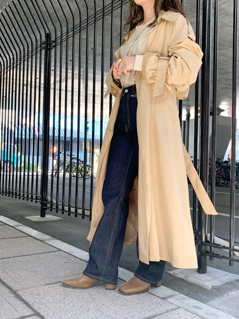 「デニム、カジュアル、ブラウス、Ungrid、トレンド、おうち時間、綺麗めコーデ、大人コーデ、トレンチコート」｜「Ungridのヴィンテージストレートデニム（デニムパンツ、ブルー系）」を使った、矢萩明日美さん（レディース・152cm）の夏コーディネートの5枚目の写真