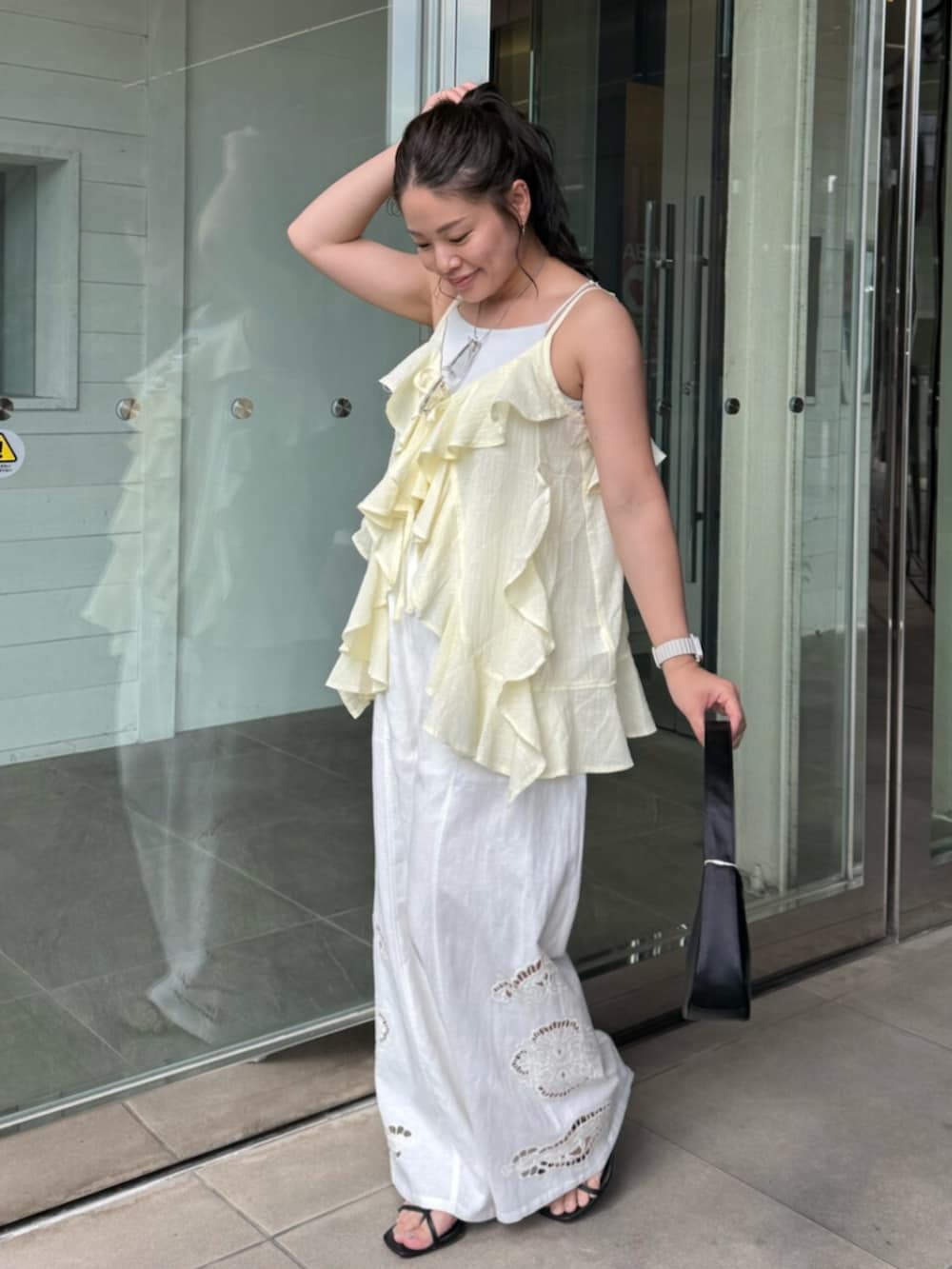 ホワイト系のその他パンツ、ブラック系のハンドバッグ、その他のサングラスを着用したレディースの夏コーディネートの2枚目の写真