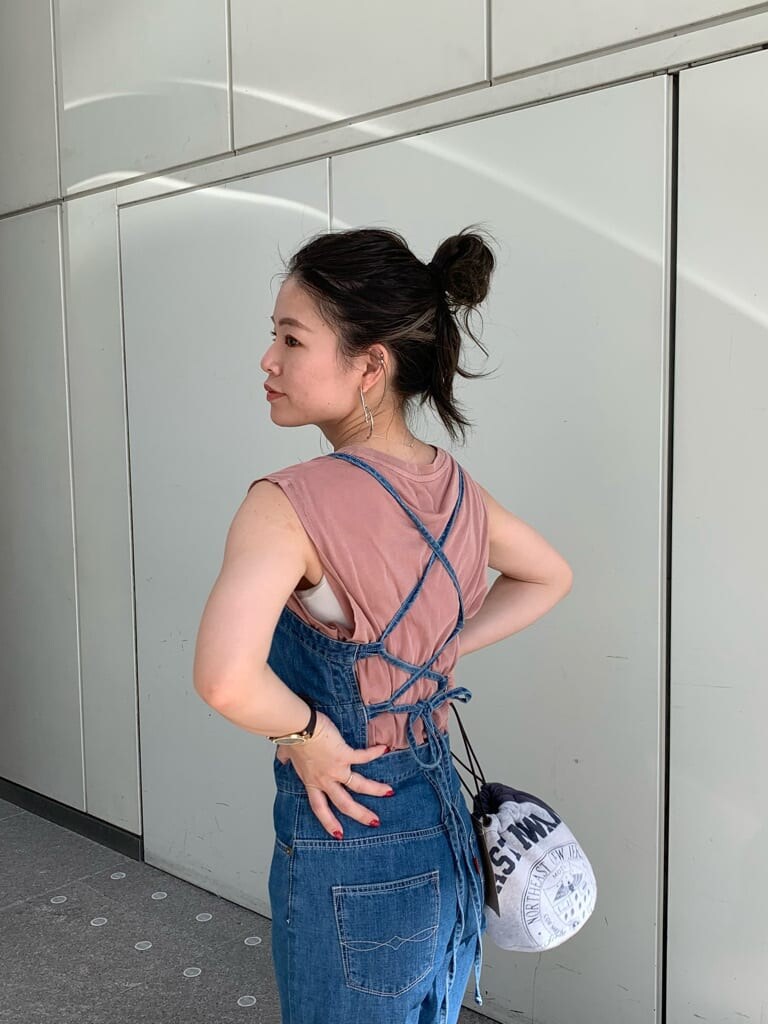 ブラウン系のサンダル、グレー系のハンドバッグ、ピンク系のTシャツ/カットソーを着用したレディースの夏コーディネートの5枚目の写真