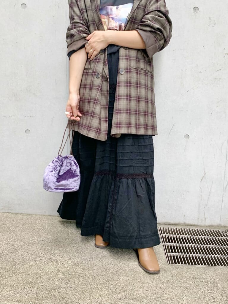 「カジュアル、Ungrid、トレンド、おうち時間、大人コーデ、Tee、ロゴT、ヘアアクセ」｜「Ungridのベロア巾着バッグ（ハンドバッグ、パープル系）」を使った、矢萩明日美さん（レディース・152cm）の秋コーディネートの5枚目の写真