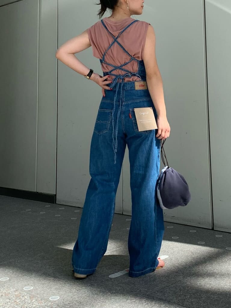 ブラウン系のサンダル、グレー系のハンドバッグ、ピンク系のTシャツ/カットソーを着用したレディースの夏コーディネートの3枚目の写真