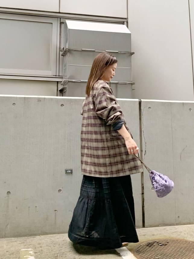 「カジュアル、Ungrid、トレンド、おうち時間、大人コーデ、Tee、ロゴT、ヘアアクセ」｜「Ungridのベロア巾着バッグ（ハンドバッグ、パープル系）」を使った、矢萩明日美さん（レディース・152cm）の秋コーディネートの2枚目の写真