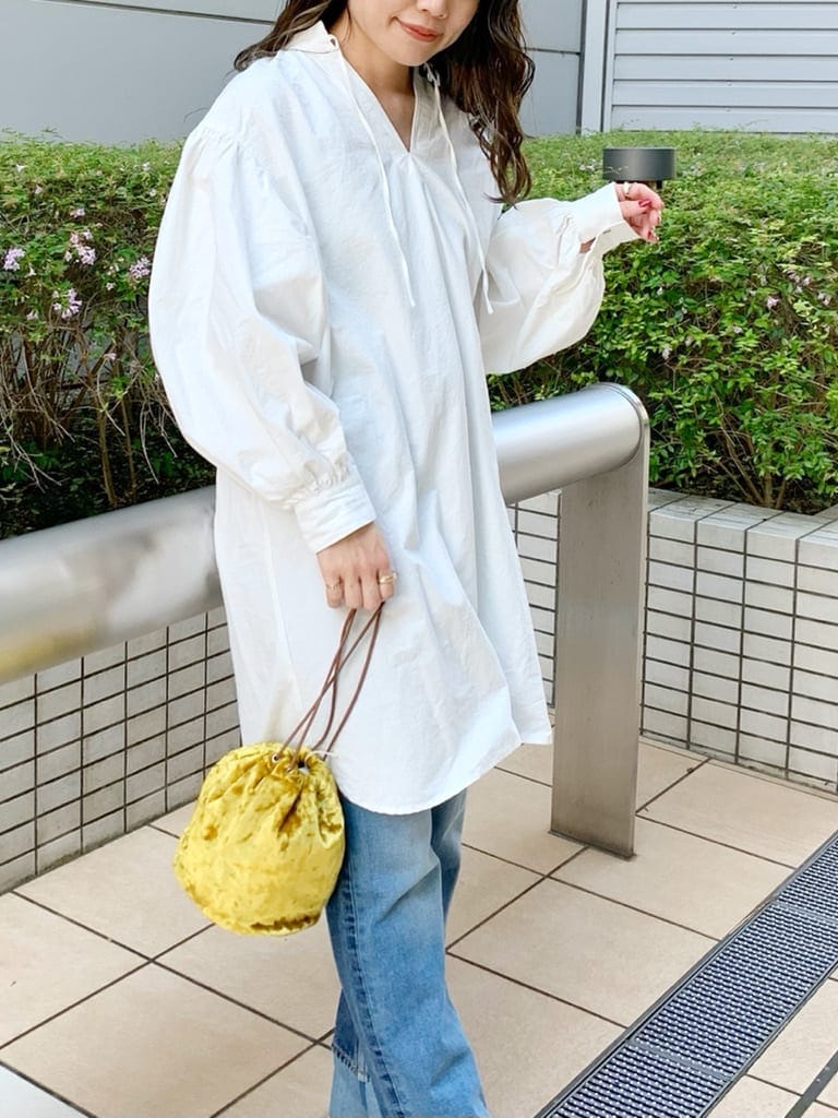 ベージュ系のブルゾン、ホワイト系のワンピース、イエロー系のハンドバッグを着用したレディースの夏コーディネートの5枚目の写真