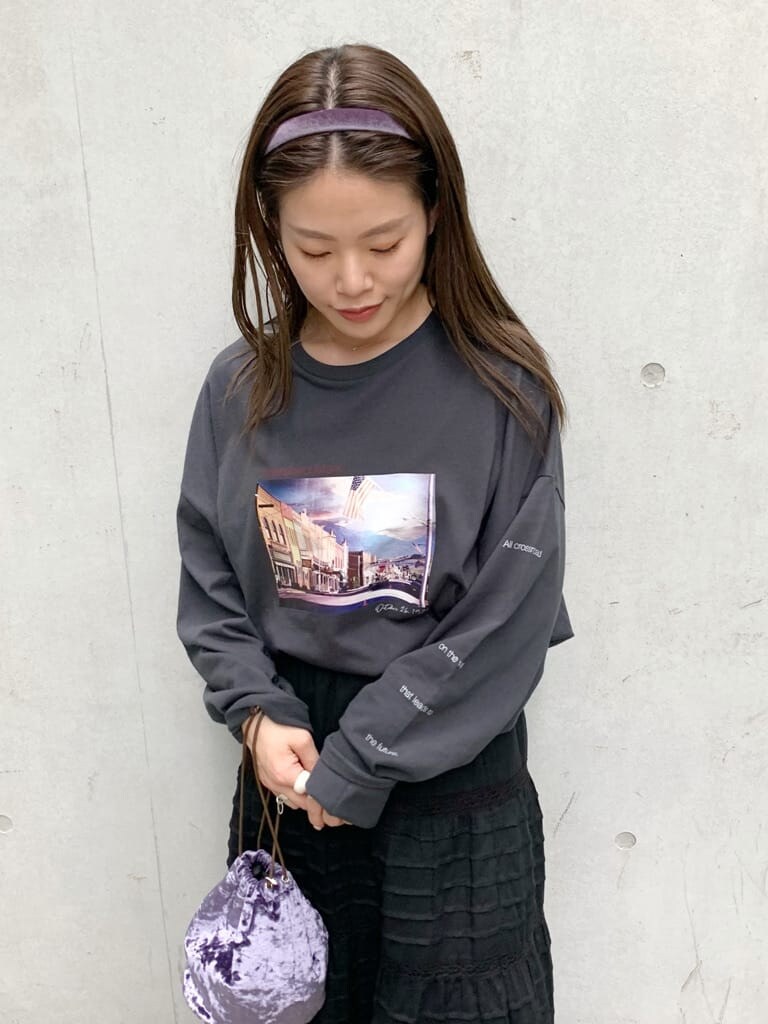「カジュアル、Ungrid、トレンド、おうち時間、大人コーデ、Tee、ロゴT、ヘアアクセ」｜「Ungridのベロア巾着バッグ（ハンドバッグ、パープル系）」を使った、矢萩明日美さん（レディース・152cm）の秋コーディネートの6枚目の写真