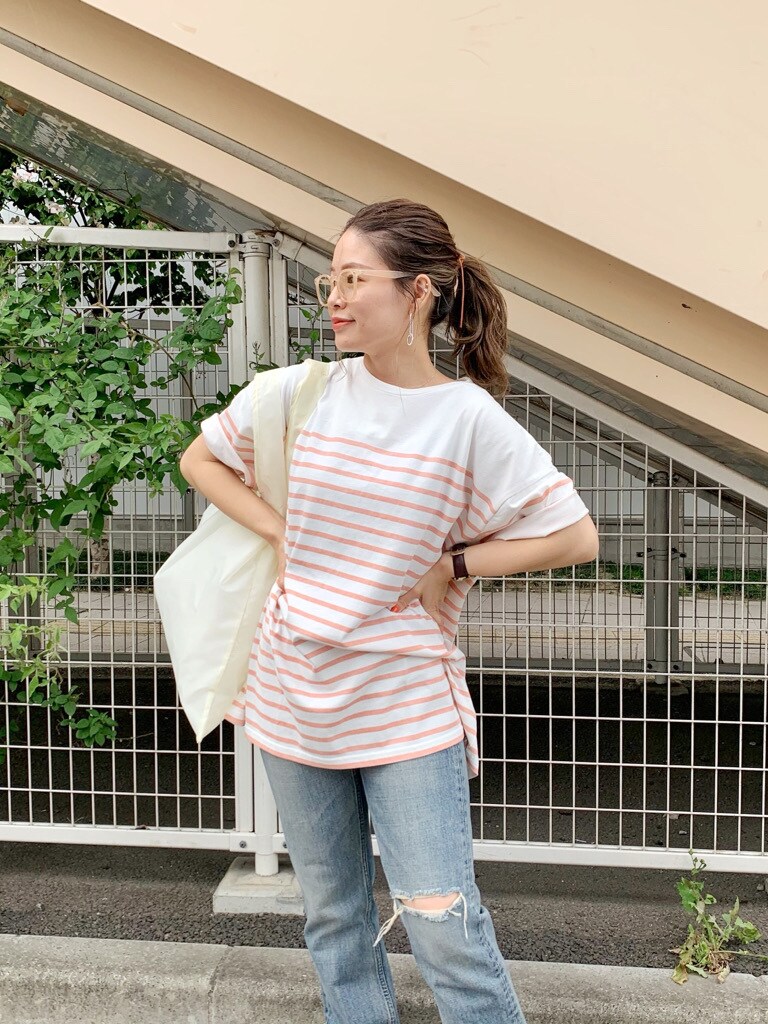 ホワイト系のハンドバッグ、ブルー系のデニムパンツ、ピンク系のTシャツ/カットソーを着用したレディースの夏コーディネートの4枚目の写真