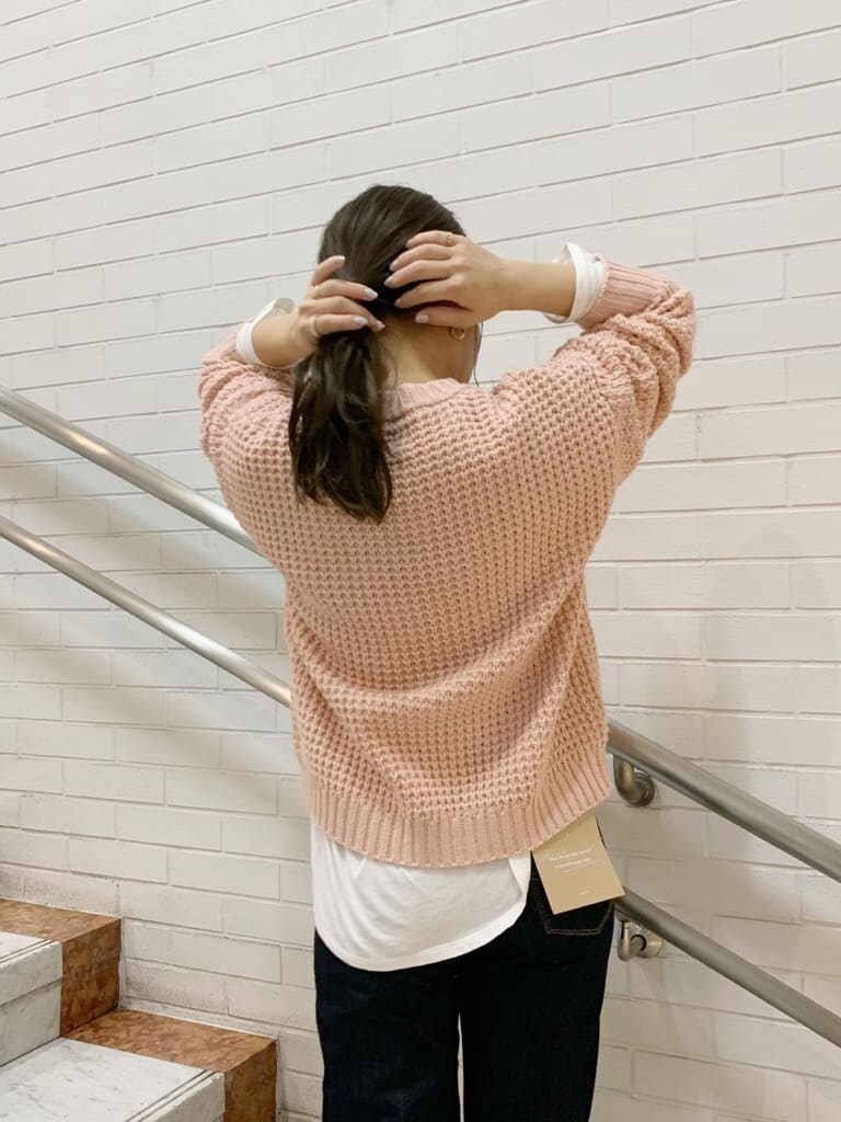 ブラウン系のブーツ、ブルー系のデニムパンツ、ピンク系のニット/セーターを着用したレディースの秋コーディネートの4枚目の写真